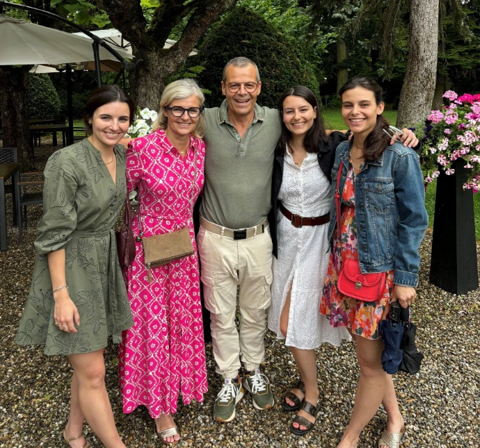 George, son épouse et leurs filles
